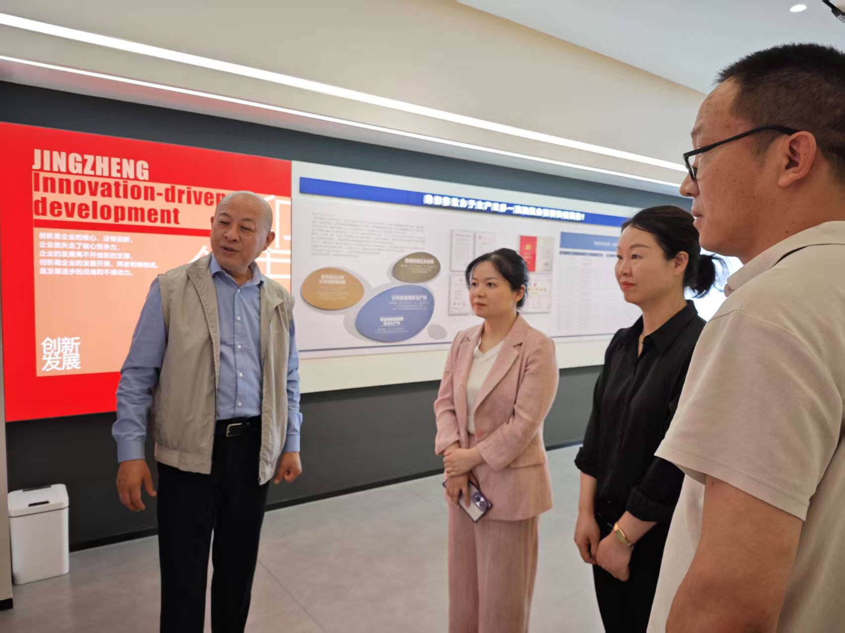 黄副区长来AG官网走访视察